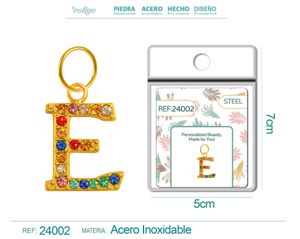 Charm de letra E de acero dorado con circonita