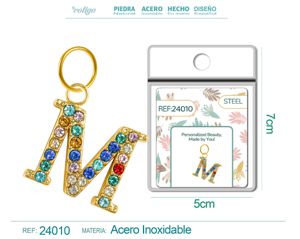 Charm de letra M de acero dorado con circonita