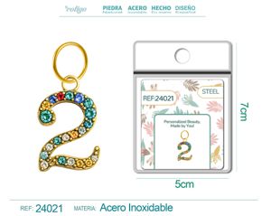 Charm de número 2 de acero dorado con circonita
