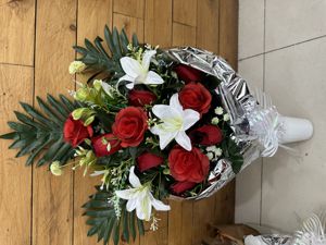 [5101080-2] Centro de flores artificiales en maceta pequeña - Arreglo floral completo sin descuento
